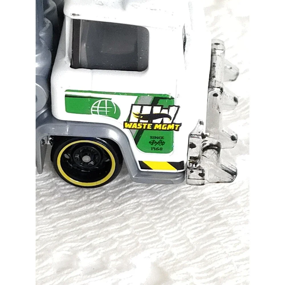 2021 Trash Basher Mattel Hot Wheels Diecast Toy Car HDT04